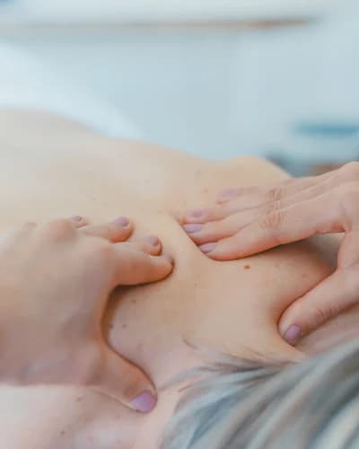 Sessão de massagem em uma clínica de estética